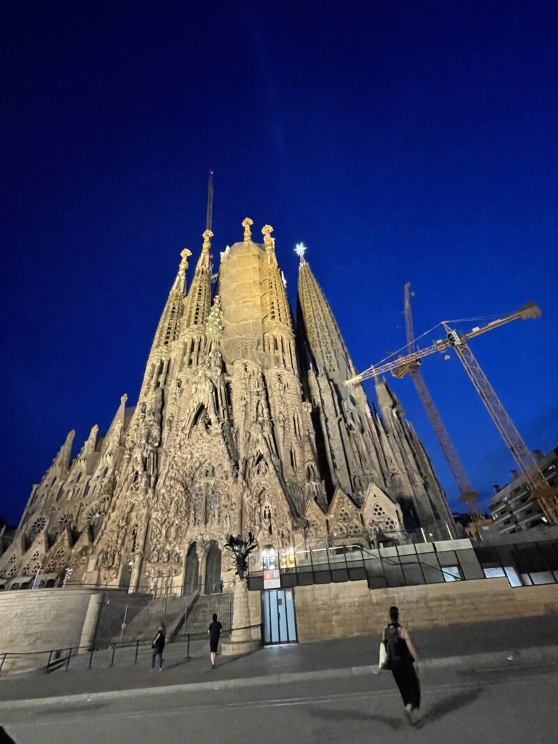 夜空に浮かぶサグラダ・ファミリア