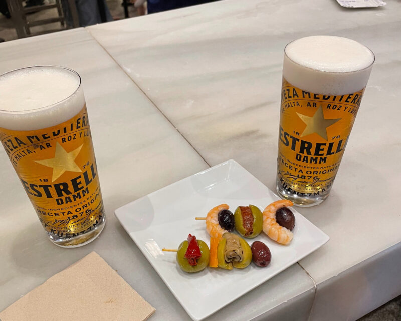 オリーブのピンチョスとビール