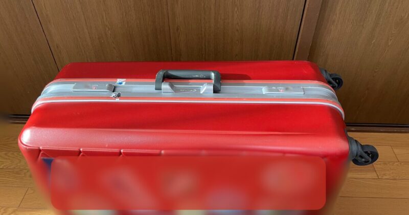 横から見たスーツケース