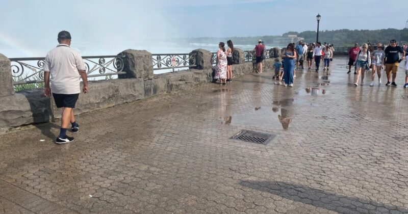 水しぶきで濡れた散策路