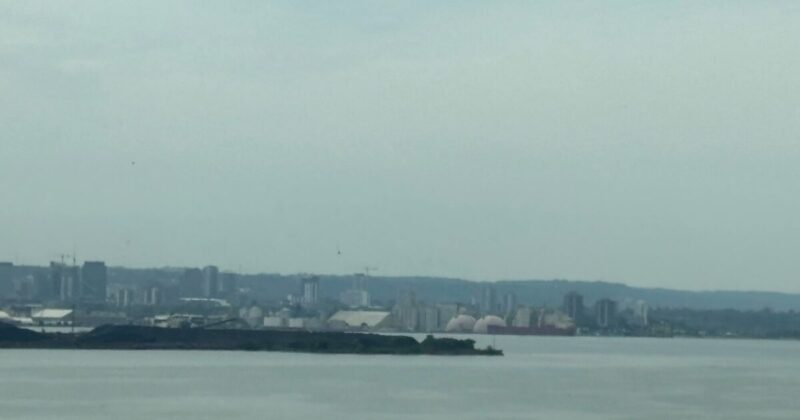 車窓から見るオンタリオ湖