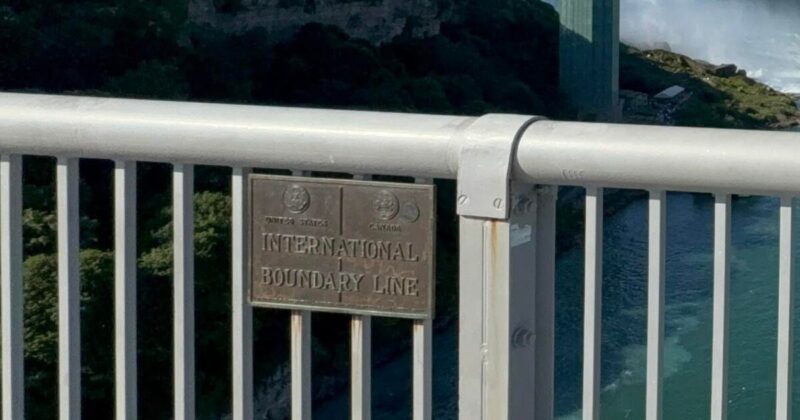 橋のまん中が国境線