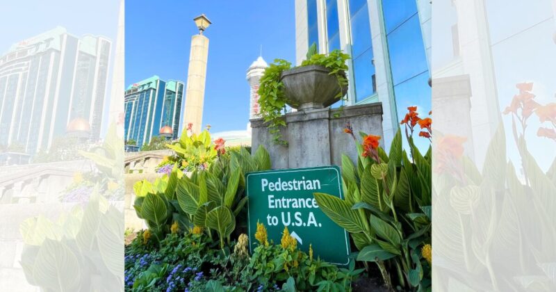 USAへ行く歩行者用の看板